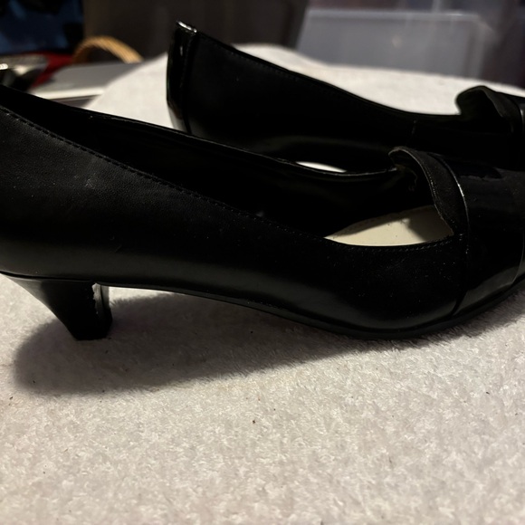 Almost Brand New Heels By ANNE KLEIN - Size 8 M - Heel Height 2 Inches- Box 72 - Picture 6 of 9
